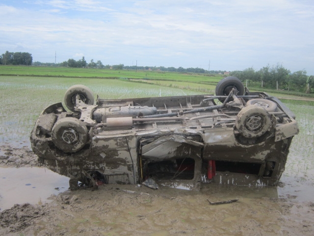 Chiếc &ocirc; t&ocirc; lật ngửa nằm giữa ruộng.