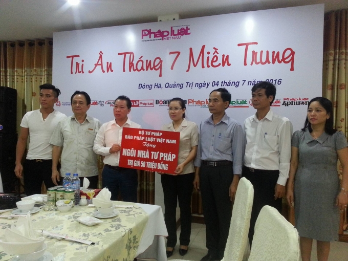 TS Đ&agrave;o Văn Hội- Tổng Bi&ecirc;n tập b&aacute;o Ph&aacute;p Luật Việt Nam trao