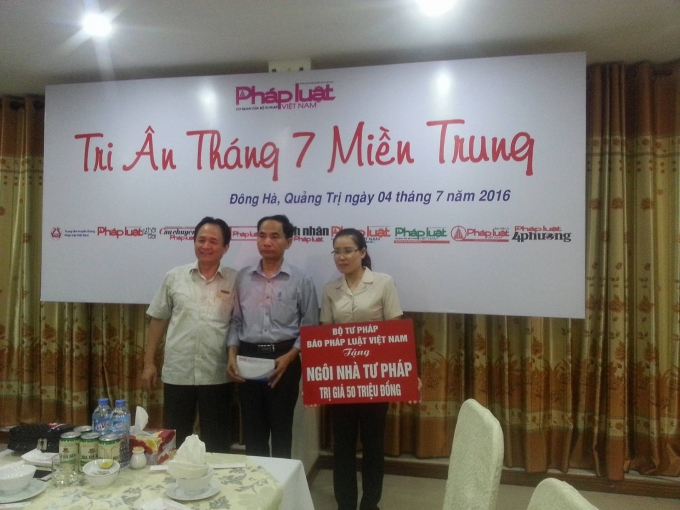 Chị L&ecirc; Thị Thương nhận qu&agrave; v&agrave; gửi lời cảm ơn s&acirc;u sắc đến Bộ Tư ph&aacute;p v&agrave; b&aacute;o Ph&aacute;p luật Việt Nam.