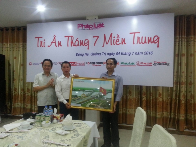 B&ecirc;n cạnh đ&oacute; đo&agrave;n cũng trao tặng bức tranh đầy &yacute; nghĩa cho Sở Tư ph&aacute;p tỉnh quảng trị.