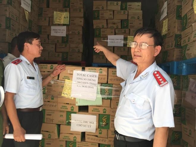 Cơ quan chức năng ki&ecirc;̉m tra nước C2 nhi&ecirc;̃m chì. (ảnh: Zingnew)