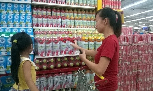 Người ti&ecirc;u d&ugrave;ng mua sản phẩm nước uống sữa tr&aacute;i c&acirc;y Minute Maid Nutriboost, nước cam c&oacute; t&eacute;p của Coca Cola tại hai si&ecirc;u thị BigC, Intimex. (ảnh chụp s&aacute;ng 4/7)