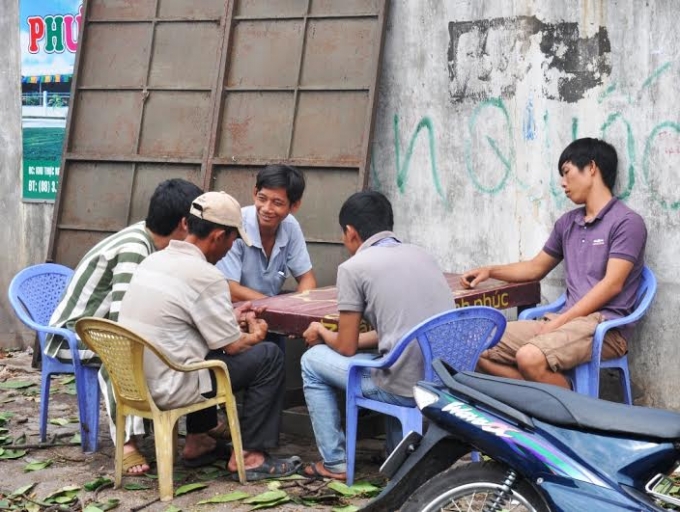 3 nghi can c&ugrave;ng 2 nh&acirc;n vật đ&oacute;ng thế dựng lại khung cảnh cuộc nhậu.