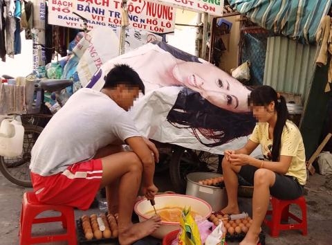 Đi ch&acirc;n kh&ocirc;ng v&agrave; g&aacute;c l&ecirc;n th&agrave;nh thau đựng trứng g&agrave;.