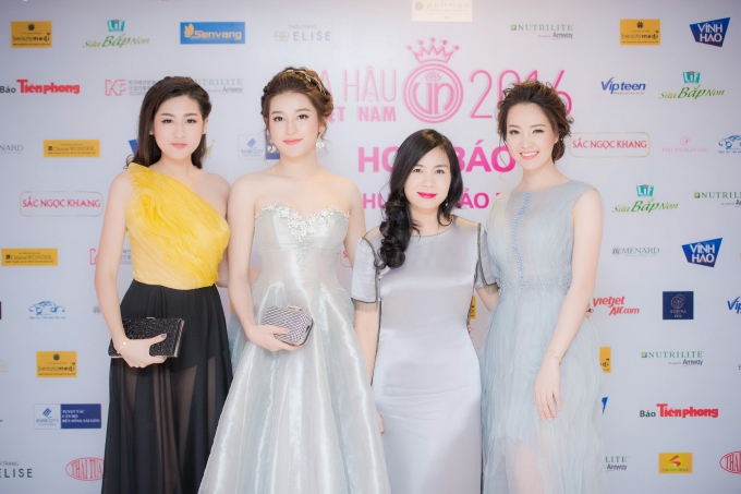 Phần vải xuy&ecirc;n thấu được xử l&yacute; kh&eacute;o l&eacute;o để bộ c&aacute;nh trở n&ecirc;n bồng bềnh, nữ t&iacute;nh, t&ocirc;n l&ecirc;n vẻ mặn m&agrave; của 'g&aacute;i một con', nhưng vẫn rất gợi cảm.&nbsp;