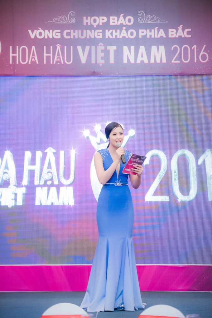 Thiết kế tối giản n&agrave;y được NTK Xu&acirc;n L&ecirc; xử l&yacute; m&agrave;u ton sur ton thanh nh&atilde;, kết hợp với chi tiết đ&iacute;nh họa tiết san h&ocirc; lấp l&aacute;nh nơi vai &aacute;o v&agrave; phần eo.&nbsp;