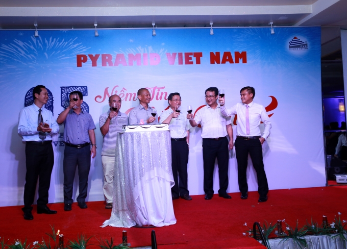 Kh&aacute;ch h&agrave;ng ch&uacute;c mừng th&agrave;nh c&ocirc;ng của Pyramid Việt Nam