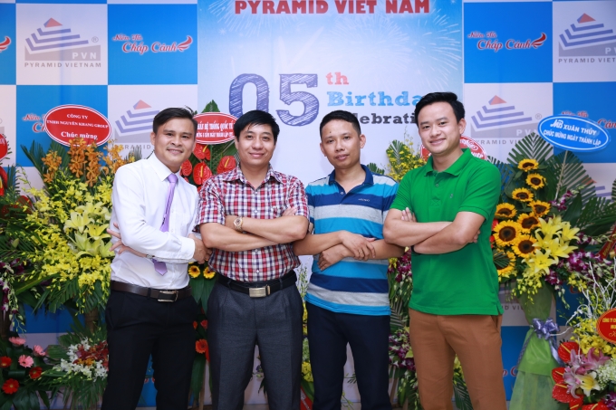 Bạn b&egrave; đến ch&uacute;c mừng tổng gi&aacute;m đốc Trần Xu&acirc;n Hiếu