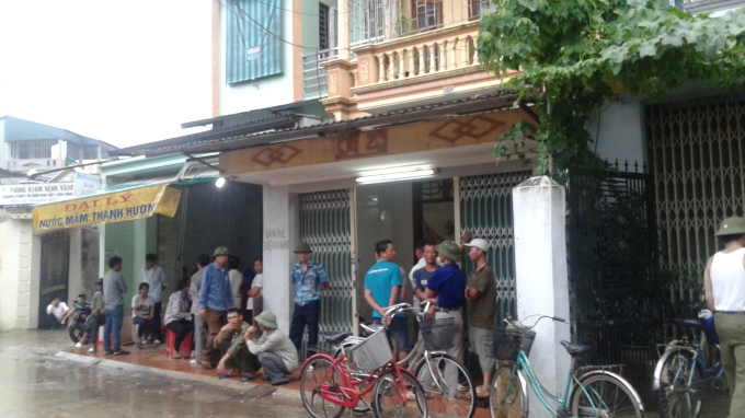 Ng&ocirc;i nh&agrave; nơi xảy ra sự việc. Nh&agrave; 2 anh em anh Tới s&aacute;t cạnh nhau (2 nh&agrave; đứng đ&ocirc;ng người)