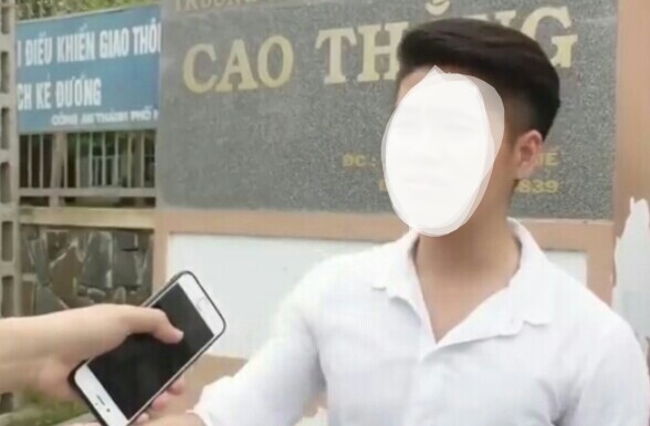 Những người trả lời phỏng vấn lần lượt tự giới thiệu l&agrave; học sinh của c&aacute;c trường THPT tại TP Huế. (Ảnh cắt từ clip)