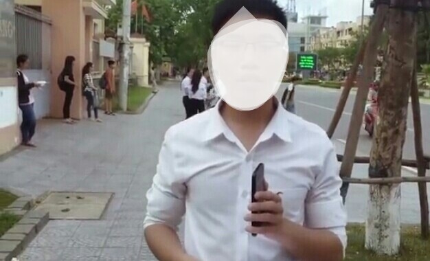 Kết th&uacute;c, người dẫn n&oacute;i rằng: &ldquo;Đề thi năm nay vừa sức với gi&aacute;o vi&ecirc;n, c&oacute; những th&iacute; sinh ra về sớm v&igrave; cho rằng đề thi năm nay qu&aacute; dễ, sỉ nhục l&ograve;ng ham học của th&iacute; sinh&hellip;