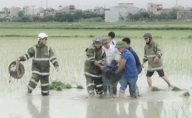 Nạn nh&acirc;n được lực lượng chức năng đưa ra khỏi hiện trường.