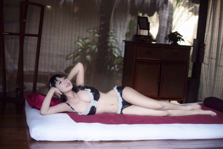 L&ecirc; Kiều Như mặc bikini tự thiết kế từ t&uacute;i đựng r&aacute;c