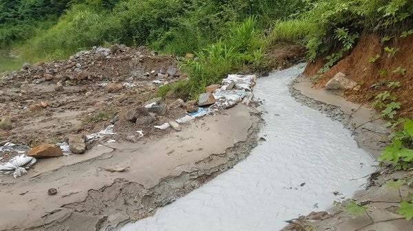 Nước thải được xả ra k&ecirc;nh dẫn thải đi thẳng từ nh&agrave; m&aacute;y ra s&ocirc;ng Cẩm Đ&agrave;n - ảnh chụp s&aacute;ng ng&agrave;y 05/7/2016.