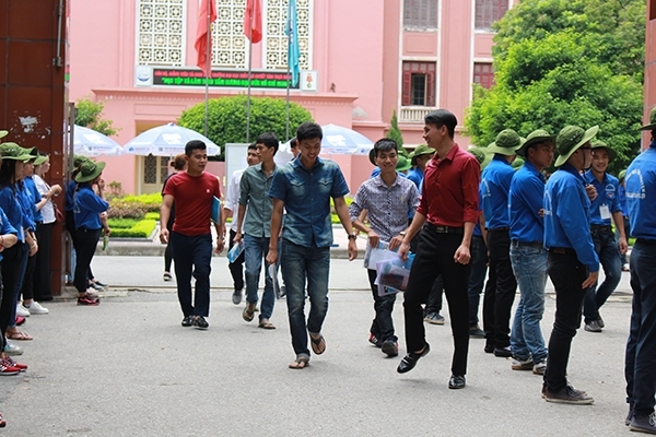 Th&iacute; sinh phấn khởi khi l&agrave;m được b&agrave;i.