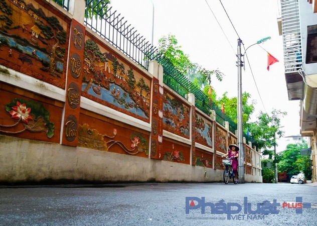 Bức tường d&agrave;i 200m được t&ocirc; điểm bằng những bức tranh gốm đ&atilde; gi&uacute;p cho ng&otilde; nhỏ trở n&ecirc;n rực rỡ v&agrave; c&oacute; n&eacute;t b&igrave;nh y&ecirc;n hơn giữa chốn thị th&agrave;nh ồn &agrave;o, bon chen.