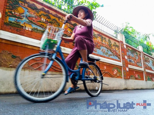 Từ khi những bức tranh gốm xuất hiện kh&ocirc;ng chỉ gi&uacute;p ng&otilde; nhỏ th&ecirc;m m&agrave;u sắc m&agrave; những quảng c&aacute;o rao vặt d&aacute;n chi chịt, k&iacute;n tường cũng từ đ&oacute; m&agrave; biến mất, &yacute; thức bảo vệ m&ocirc;i trường sống xung quanh của những hộ d&acirc;n trong khu phố cũng từ đ&oacute; được n&acirc;ng l&ecirc;n.