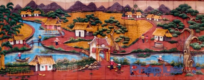 Những h&igrave;nh ảnh b&igrave;nh dị về l&agrave;ng qu&ecirc; Việt Nam với c&acirc;y đa, giếng nước, s&acirc;n đ&igrave;nh, d&ograve;ng s&ocirc;ng &ecirc;m ả...được t&aacute;i hiện đầy đủ tr&ecirc;n những bức tranh gốm khiến ai một lần dừng bước cũng bồi hồi nhớ về qu&ecirc; hương.&nbsp;