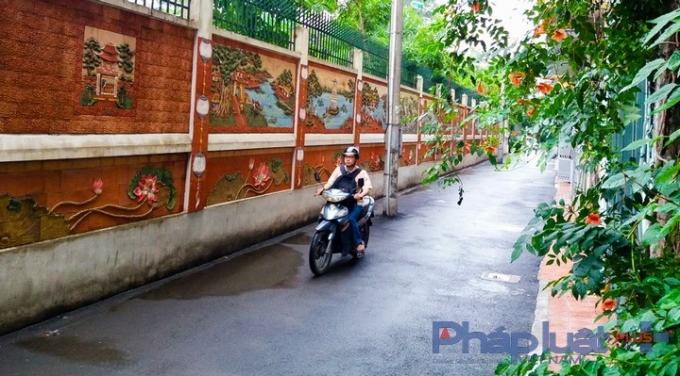 Bức tường được trang tr&iacute; tranh gốm l&agrave;m thay đổi diện mạo của cả ng&otilde; nhỏ.