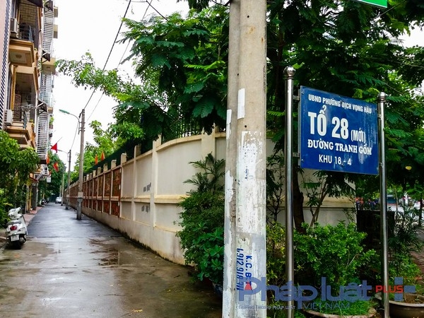 B&agrave; B&ugrave;i Thị Sinh, tổ ph&oacute; tổ d&acirc;n phố 28, cho biết trong qu&aacute; tr&igrave;nh thực hiện, diện t&iacute;ch trước cửa nh&agrave; của mỗi hộ sẽ được ph&eacute;p chọn lựa khung cảnh tr&ecirc;n bức tường nhưng tất cả phải c&ugrave;ng một m&agrave;u sắc nhằm đảm bảo t&iacute;nh đồng bộ.