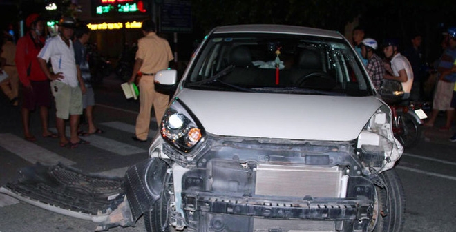 Phần đầu xe &ocirc; t&ocirc; g&acirc;y tai nạn bị hư hỏng nặng sau tai nạn. (Ảnh: A Lộc/Tuổi trẻ).