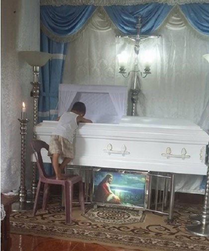 B&eacute;Khayne chốc chốclại tr&egrave;o l&ecirc;n nh&igrave;n mẹ b&ecirc;n trong quan t&agrave;i.Ảnh letribunaldunet.