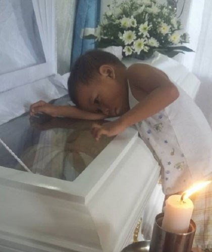 Khayne nhiều lần nh&igrave;n v&agrave;o quan t&agrave;i để thấy mẹ.Ảnh letribunaldunet.