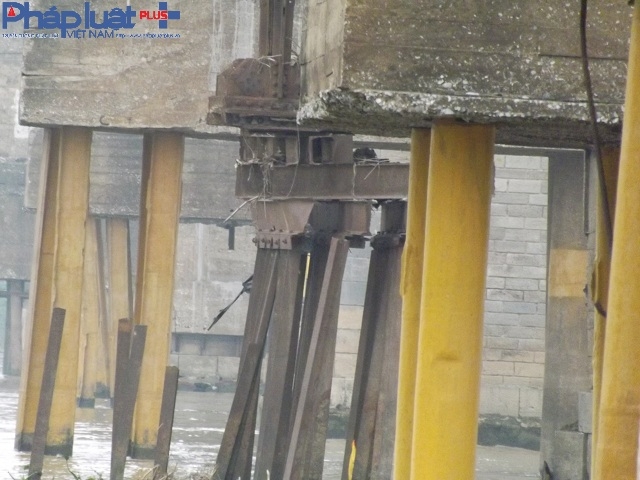 Tại nhiều vị tr&iacute; trụ cột kh&aacute;c, cho thấy dấu hiệu xuống cấp.