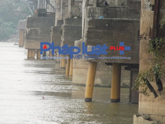 &nbsp;Nhiều vị tr&iacute; ch&acirc;n cầu nứt to&aacute;c