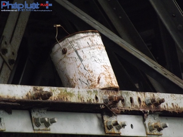 Thậm ch&iacute; c&oacute; cả x&ocirc; đựng sơn c&ograve;n s&oacute;t lại tr&ecirc;n thanh ngang dầm cầu. Đinh ốc hoen gỉ.