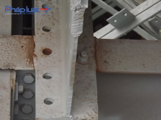 Dầm to bắc ngang cầu, một b&ecirc;n bắt ốc, một b&ecirc;n kh&ocirc;ng