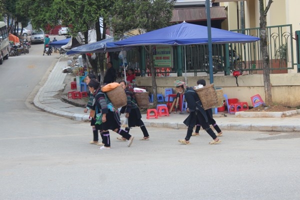 Những chiếc g&ugrave;i đ&atilde; nặng trĩu thức ăn đang theo bước ch&acirc;n hối hả của những c&ocirc; g&aacute;i Hm&ocirc;ng về nh&agrave;.