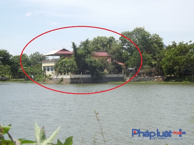 Một c&ocirc;ng tr&igrave;nh đồ sộ, nh&ocirc; ra mọc ngay trong l&ograve;ng hồ thủy lợi Quan Sơn.