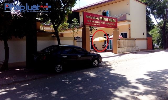 Trong nh&agrave; h&agrave;ng c&ograve;n trưng nhiều chiếc &ocirc; của lực lượng Cảnh s&aacute;t giao th&ocirc;ng ngay cổng ra v&agrave;o khiến nhiều người d&acirc;n &ldquo;&aacute;i ngại&rdquo;.