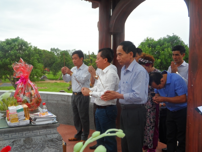 TS. Đ&agrave;o Văn Hội -&nbsp;Tổng Bi&ecirc;n Tập b&aacute;o Ph&aacute;p luật Việt Nam c&ugrave;ng ph&oacute;ng vi&ecirc;n B&aacute;o Ph&aacute;p luật Việt Nam v&agrave; c&aacute;c l&atilde;nh đạo Sở Tư ph&aacute;p tỉnh Quảng Trị d&acirc;ng hương tại Th&agrave;nh cổ.