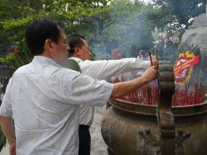 D&acirc;ng hương tưởng nhớ c&ocirc;ng ơn của c&aacute;c anh h&ugrave;ng liệt sĩ!