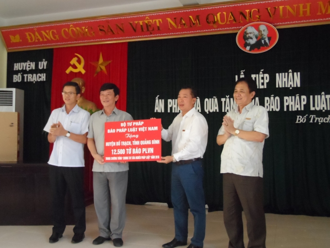 Đại diện b&aacute;o PLVN v&agrave; C&ocirc;ng ty cổ phần Lochsa Việt Nam trao ấn phẩm v&agrave; qu&agrave; tặng tới UBND huyện Bố Trạch, tỉnh Quảng B&igrave;nh.