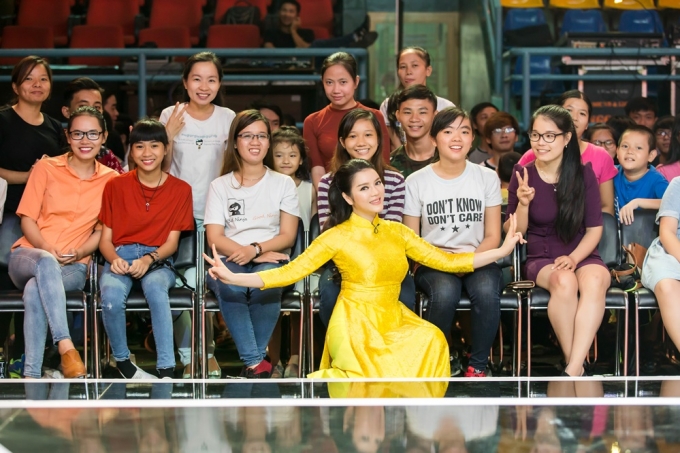 L&yacute; Nh&atilde; Kỳ đẹp h&uacute;t mắt, trổ t&agrave;i vũ đạo g&acirc;y bất ngờ