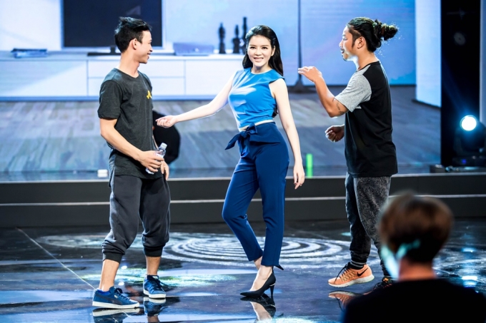 L&yacute; Nh&atilde; Kỳ đẹp h&uacute;t mắt, trổ t&agrave;i vũ đạo g&acirc;y bất ngờ