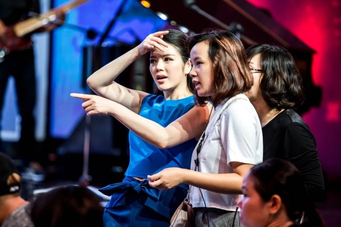 L&yacute; Nh&atilde; Kỳ đẹp h&uacute;t mắt, trổ t&agrave;i vũ đạo g&acirc;y bất ngờ