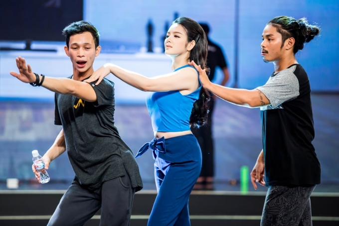 L&yacute; Nh&atilde; Kỳ đẹp h&uacute;t mắt, trổ t&agrave;i vũ đạo g&acirc;y bất ngờ