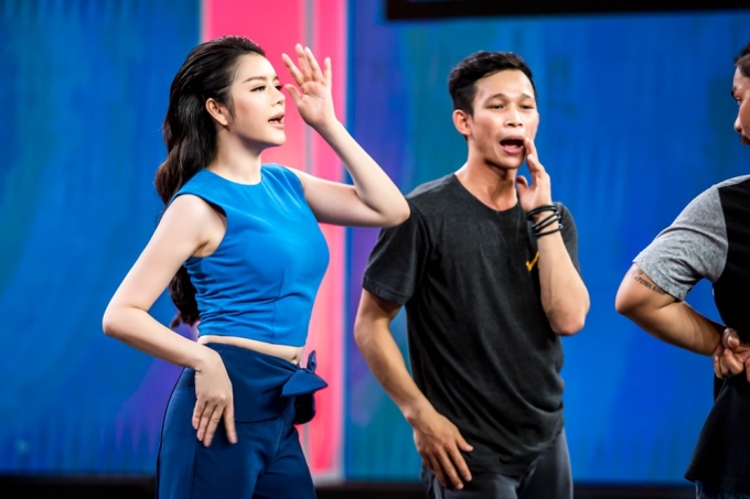 L&yacute; Nh&atilde; Kỳ tập vũ đạo.