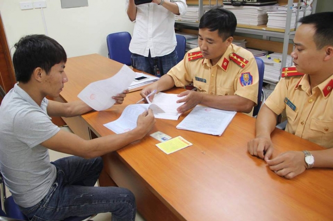 L&aacute;i xe Lưu Văn Tuấn tại cơ quan c&ocirc;ng an.