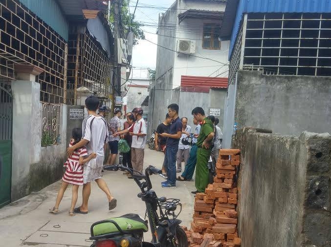 Lực lượng chức năng c&oacute; mặt tại hiện trường điều tra sự việc.