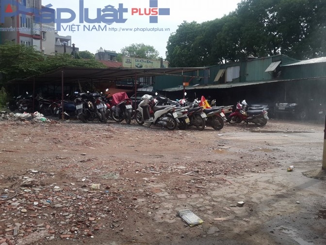 Khu đất n&agrave;y hiện tại đang được trưng dụng l&agrave;m b&atilde;i đỗ &ocirc; t&ocirc;, xe m&aacute;y.