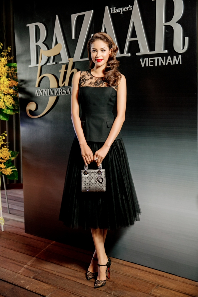 Chiếc đầm midi x&ograve;e kết hợp c&ugrave;ng chiếc &aacute;o v&agrave; đ&ocirc;i gi&agrave;y cao g&oacute;t xuyệt t&ocirc;ng đen l&agrave; một set đồ ho&agrave;n hảo cho Phạm Hương.