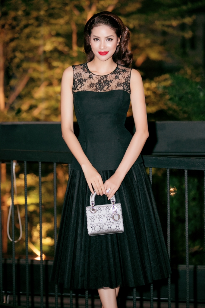 Nếu như chiếc &aacute;o với phần phối ren phủ bờ vai được Phạm Hương lựa chọn kh&ocirc;ng chỉ tạo n&ecirc;n sự mềm mại cho bộ trang phục m&agrave; c&ograve;n mang lại cảm gi&aacute;c nhẹ nh&agrave;ng, e ấp pha ch&uacute;t quyến rũ cho c&ocirc; n&agrave;ng. Th&igrave; đ&ocirc;i gi&agrave;y cao g&oacute;t T&ndash;strap mảnh mai với phần mũi nhọn phối ren của thương hiệu Louboutin lại cho thấy một sự kh&eacute;o l&eacute;o v&agrave; tinh tế của Hoa hậu ho&agrave;n vũ.