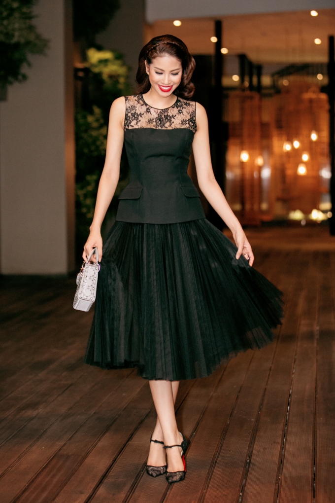 Hoa hậu Phạm Hương ngọt ng&agrave;o h&oacute;a qu&yacute; c&ocirc; Ch&acirc;u &Acirc;u thập ni&ecirc;n 70