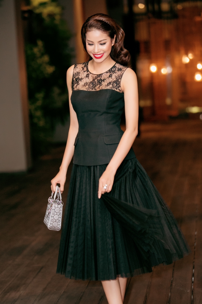 Với một qu&yacute; c&ocirc; đến từ thập ni&ecirc;n 60-70, đ&ocirc;i m&ocirc;i mọng đỏ v&agrave; m&aacute;i t&oacute;c xoăn nhẹ, đặc biệt l&agrave; kiểu m&aacute;i xoăn l&agrave; h&igrave;nh ảnh mọi người thường thấy. Tuy nhi&ecirc;n, Phạm Hương đ&atilde; lựa chọn kiểu t&oacute;c xoăn nhẹ, t&oacute;c m&aacute;i tết bện một b&ecirc;n vừa kh&ocirc;ng mất đi vẻ cổ điển lại tr&ocirc;ng thật điệu đ&agrave; v&agrave; trẻ trung.