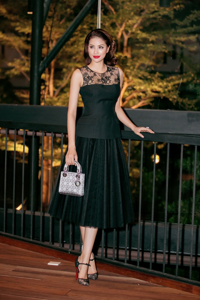 Những m&oacute;n trang sức bằng ngọc trai cũng l&agrave; phụ kiện lu&ocirc;n đi liền với những qu&yacute; c&ocirc; y&ecirc;u th&iacute;ch phong c&aacute;ch cổ điển. D&ugrave; kh&ocirc;ng chọn cho m&igrave;nh một chuỗi ngọc trai lớn tr&ecirc;n cổ, nhưng chỉ với một chiếc nhẫn ngọc trai nhỏ xinh tr&ecirc;n ng&oacute;n tay th&ocirc;i, Phạm Hương cũng trở n&ecirc;n thật sang trọng v&agrave; qu&yacute; ph&aacute;i.